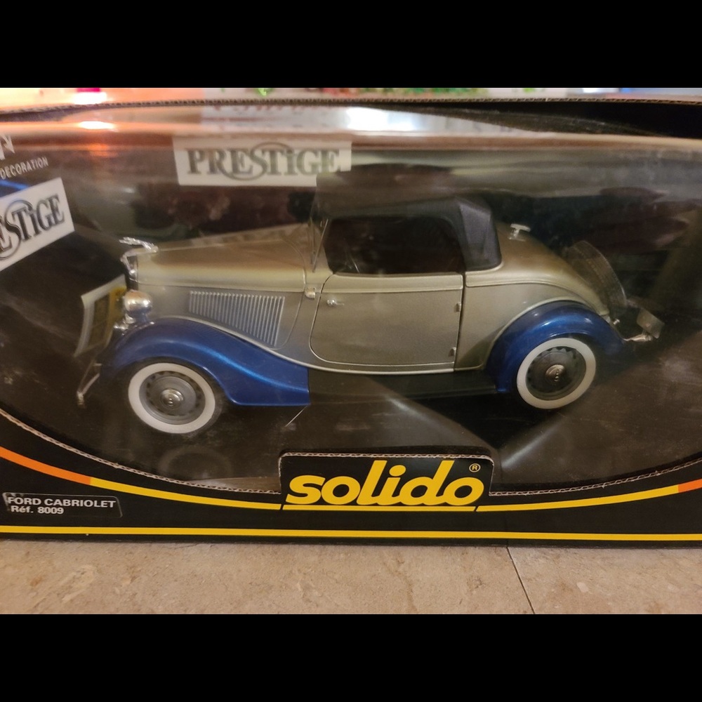 New metal collectible Ford cabriolet